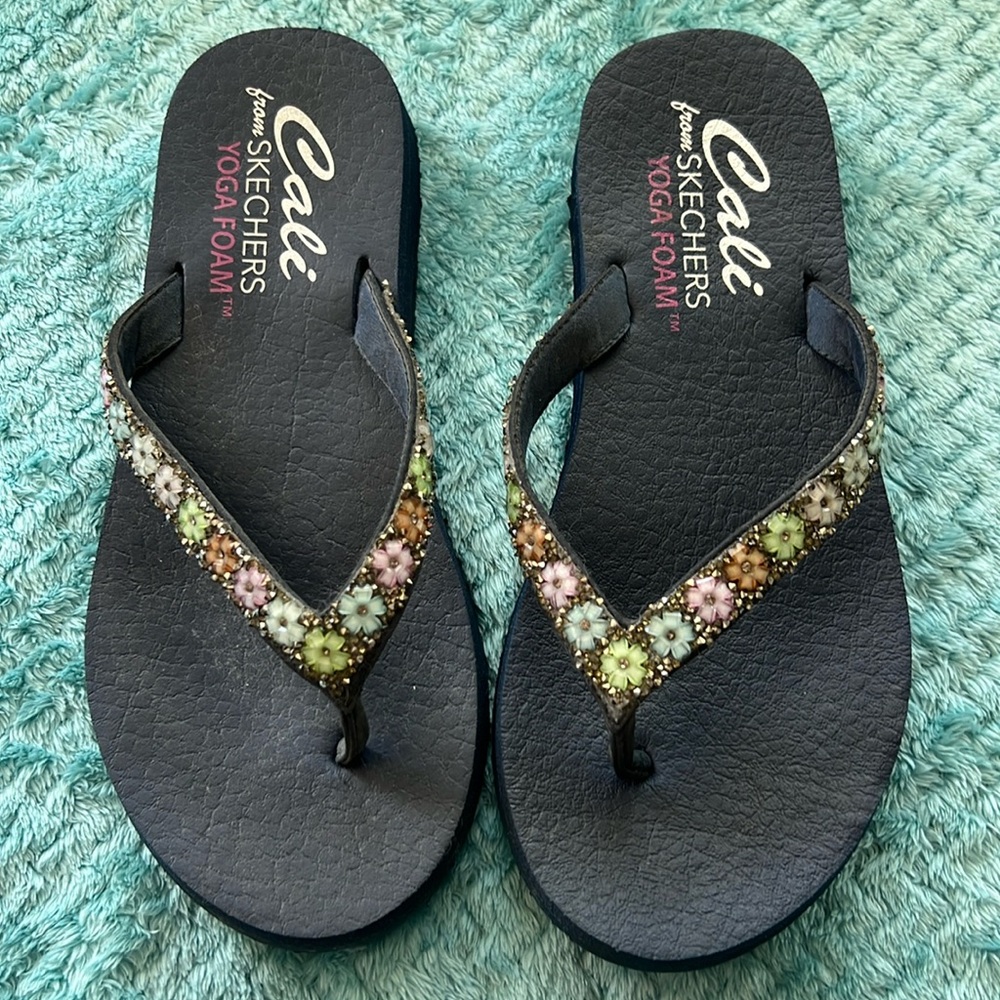 Skechers Cali Daisy Yoga Foam Women Size 8 Blue FlipFlop Sandals, gently worn.